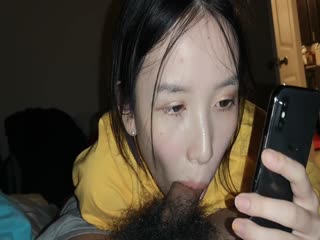 观摩一下别人家的骚女友，一边口一边和麻麻打电话，骚的一批！