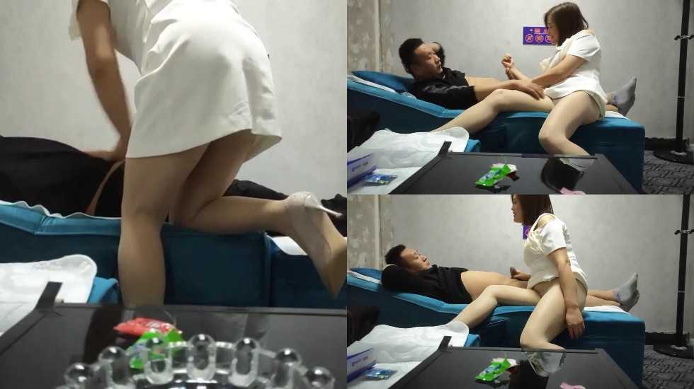 城中村女探花正在按摩店里自己风骚突然来客人把自己操了。